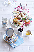Tea-Time mit süßem Gebäck und Marshmallows