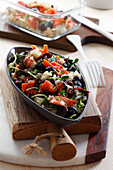 Salat mit geräuchertem Wildlachs, Quinoasprossen, sonnengetrockneten Tomaten und Oliven