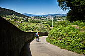 Wanderer am Pilgerweg Caminho Central im Landesinneren, Portugal