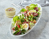 Salat mit Kräuterbaguette und French-Dressing