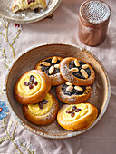 Small yeast cakes with custard and poppy seed