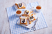 Puff pastry with cream cheese and blueberries for tea