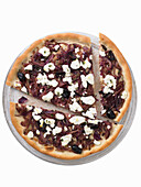 Pizza mit karamellisierten Zwiebeln und schwarzen Oliven
