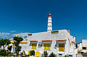 Typische Häuser am Strand und Leuchtturm, bei Olhao, Faro, Portugal