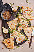 Quesadillas mit Cheddar, Birnen, Parmaschinken, Walnüssen und Rucola