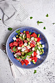 Salat mit Feta-Käse, Wassermelone, Gurke, Radieschen und Minze