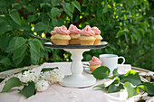 Vegane Kokos-Pfirsich-Cupcakes mit Erdbeercreme
