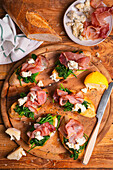 Baguette toasts with spinach, ham and gorgonzola