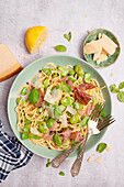 Spaghetti with broad beans, parmesan, Parma ham, marinated green pepper and lemon sauce