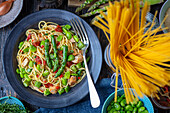 Spaghetti mit Huhn, Ackerbohnen und grünem Spargel