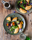Mini-Calzoni mit Kräuter-Radicchio-Salat