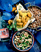 Portugiesische Stockfischbällchen, Tintenfischsalat und Augenbohnen
