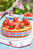 Lemon Drizzle Cake mit Erdbeeren, verziert mit Englandflaggen-Banderole