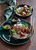 Würziges asiatisches Hühnerfleisch auf Reis