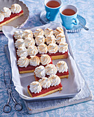 Tray cake with jam and meringues