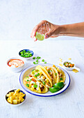 Tacos mit Mango, Wurst und Halloumi-Käse