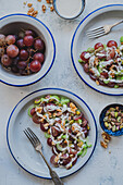 Salat mit Trauben, Sellerie, Walnüssen und Mayonnaise-Sauce