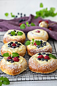 Buns with vanilla cream and berries