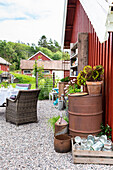 Gravel terrace with seating area and vintage items