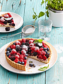 Shortcrust pie with pudding cream and berries