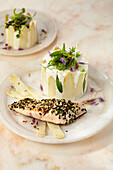 Weißes Spargel-Mousse mit Sesam-Saibling