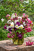 Blumenstrauss mit Zierapfelzweigen, Narzissen und Knoblauchsrauke