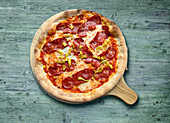 Scharfe Salamipizza auf Holzbrett