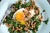 Crispy ChiCkpeas with eggs and kale