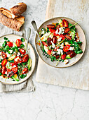 Warmer Salat aus Chorizo, Feta, Avocado, Tomaten und Feldsalat