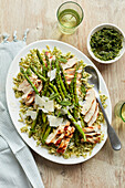 Orzo-Salat mit Hähnchen, grünem Spargel und Pesto