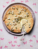 Ice cream tart with flowers