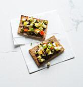 Toast with apple and cucumber (vegan)