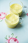 Golden milk smoothie (vegan)