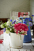 Bunter Blumenstrauß in Vintage Eimer