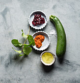 Zutaten für vegane Zucchini mit Harissa, Kirschkonfitüre und Minze