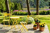 Sommerliche Sitzgruppe in Gelb auf Terrasse