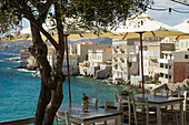 Cafeterrasse mit Ausblick, Hafenstadt Ermoupoli, Insel Syros, Kykladen, Ägäis, Griechenland