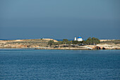 Typische Kapelle auf Landzunge, Insel Syros, Kykladen, Ägäis, Griechenland