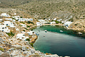 Blick auf eine idyllische Bucht, Insel Milos, Kykladen, Ägäis, Griechenland