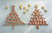 Zwei gebackene Adventskalender in Weihnachtsbaumform