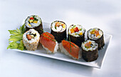Sushi-Platte mit Nigiri, Maki und Ura-Maki