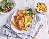 Panierte Schnitzel mit Pommes frites