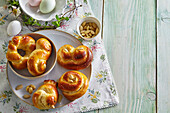 Osterbrötchen mit Honig und Mandeln