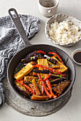 One-Pan Teriyaki-Auberginen mit Tofu serviert mit Reis