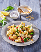 Salat mit geröstetem Blumenkohl, Granatapfelkernen und Mandeln