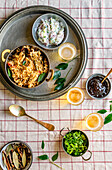 Hähnchen-Biryani nach südindischer Art mit Tamarinden-Chutney, Tomaten-Zwiebel-Salat in Joghurt