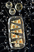 Löjromspizza (Pizza mit Creme fraiche und Fischrogen) zu Silvester