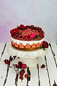 Erdbeer-Biskuit-Torte dekoriert mit Rosenblüten