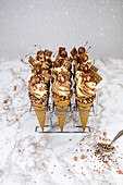 Schokoladige Eiswaffel-Cupcakes im Ständer