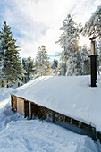 Kleine Hütte im verschneiten Wald, Plateau de Beille, bei Les Cabannes, Département Ariège, Pyrenäen, Okzitanien, Frankreich